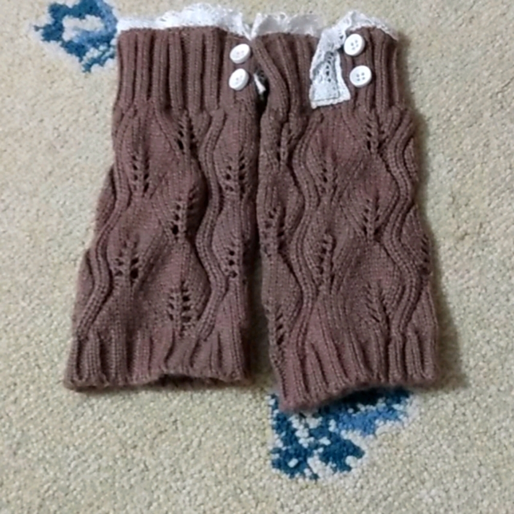 Dirty brown gloves/mittens